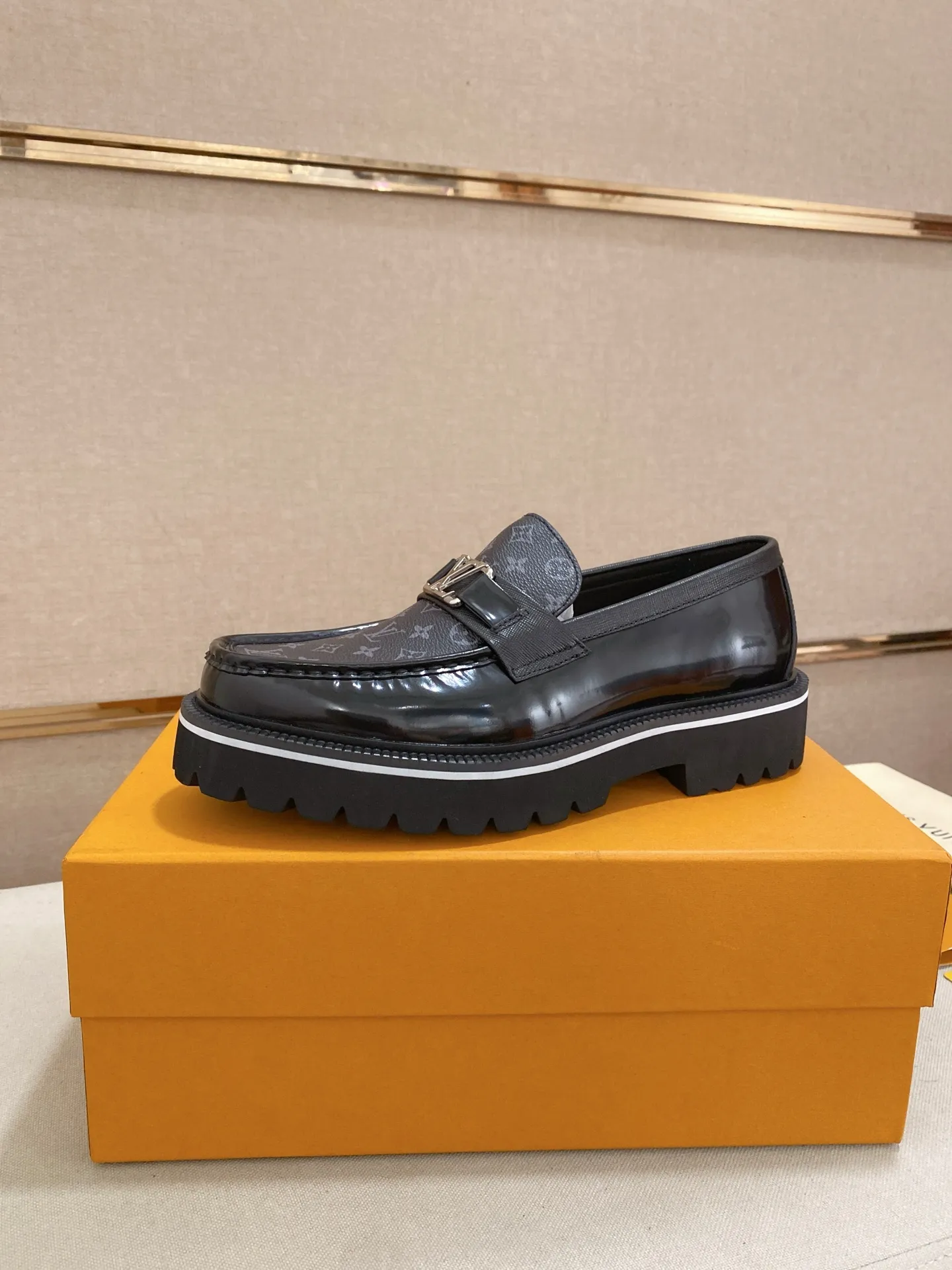 Men's shoes💰 580💰🌲 LV's top 🔍🔍 new men's leather shoes 🚹 are on sale at the same time at counters ⚠The uppers are imported cowhide from Italy, the entire imported cowhide lining, imported accessories 💪💪, completely 1⃣️ to 1⃣️ replica 🇮🇹💪 💪, ⚠Sole: The original sole is specially provided by the original factory, the exclusive movable molded sole is super comfortable, ⚠The original factory follows the order, 🔍🔍high quality, you can enter and exit the counter at will, welcome to compare⚠Size: 38-45